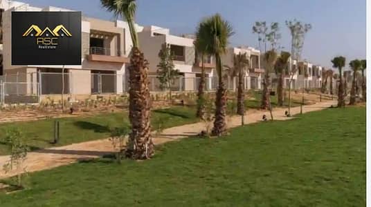 Townhouse available for immediate delivery in The Crown Palm Hills compound. Built-up area: 212 m²; roof: 72 m²; land area: 215 m². Price: 24,750,000.