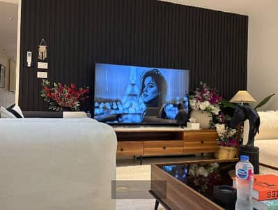 شقة فندقية مفروشة VIP للإيجار في كومباوند الخمايل – Premium Plus | 175م | دبل فيس | بحري صريح | فيو هضبة ومسطحات خضراء