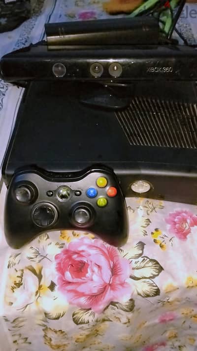 *Xbox 360 Slim + كاميرا Kinect + دراع أصلي واحد*