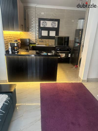 للإيجار في مدينتي شقة ١٤٠ متر بال b15 مكيفه بالكامل وبها فرس مودرن + مطبخ أمريكان بقرب الخدمات