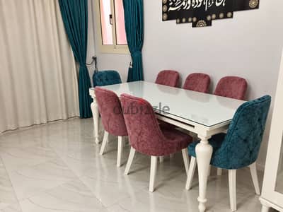 غرفة انتريه بحالة جديدة استعمال سنة فقط وسفرة بحالة جديدة