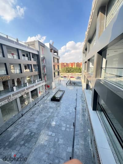 Own your shop in Downtown Mall and start your investment in the best commercial spots! A shop for sale in Hadaiq October.