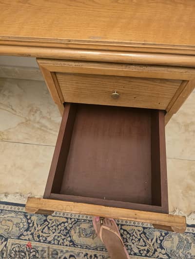 مكتب  خشب ارو حالة ممتازة  السعر نهائي