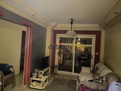 For sale, a ground-floor apartment in Madinaty with finishing by the company. Location B7: Area 65+ Garden 40. Rooms 2, Bathrooms 1, very nice finishing with garden view.