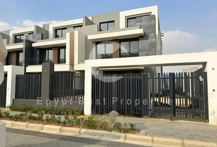 استلم فيلا بارخص سعر في patio town لفتره  محدوده 4غرف بحري فيو مفتوح  بمقدم 5% فقط فرصة مميزة في قلب التجمع الخامس و الجولدن سكوير بجوار AUC