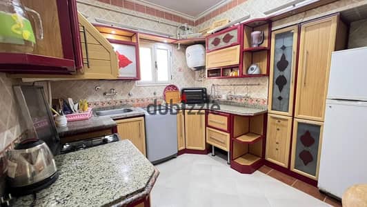 ١٨٠م مفروش مكيف مندرة ٣ غرف وريسبشن ٣ ققرب بحر