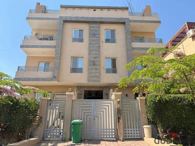 Apartment for sale in the best location in October (behind the Arab Mall) Location: Al-Siyaha 2 (luxurious housing) two minutes from the Arab Mall and 5 minutes from the Dahshur link 5 minutes from Mountain View iCity in the back of the Arab Mall towers and the Green Heights area: 175 meters 3 rooms 2 bathrooms salon cut into 3 pieces second floor (wave