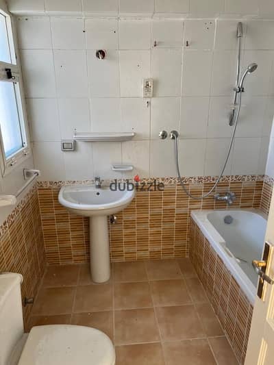 For sale in the most beautiful sites of Madinaty B2, a very distinctive location, vibrant, Garden View, sea view, 3 bedrooms, 3 bathrooms, close to services, location close to all services, natural gas, price is negotiable with seriousness.