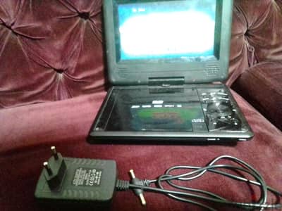 مشغل DVD محمول بشاشة – USB وSD وFM – بحالة ممتازة