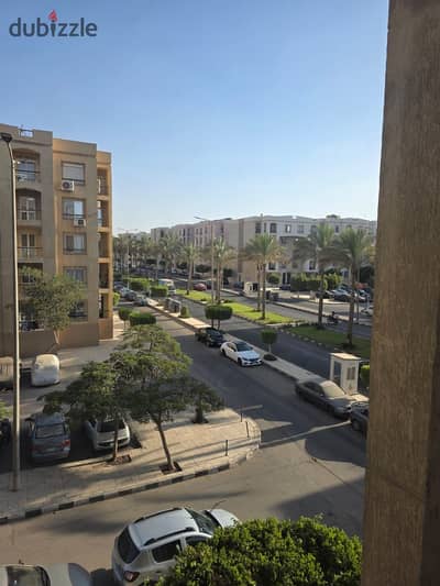 شقة مميزة للبيع بمدينه الرحاب دور خامس اسانسير قريبه من الخدمات المول عباره عن ثلاث غرف نوم وثلاثه حمام منهم غرفه ماستر نموذج مميز جدا