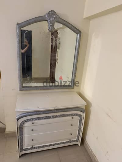 تسريحه و مرايتها  ابيض في فضي حاله  نضيفه  جدا