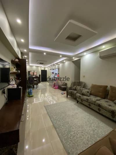 شقه للبيع فى المعادى الجديده اخر شارع 500 معا 306 عماره 11 دور واخده ناصيه دور خامس 160 متر توضيب سوبر  بدون العفش رسيبشن قطعتين كبار مطبخ امريكانى  3 غرف منهم غرفه مستر بيها درسينج  2 حمام  2 بلكونه  واخده ناصيتين ش 500 وشارع 306 العماره ليها مدخلين و 2
