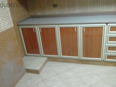 مطبخ خشومنيوم بل رخامه بحاله ممتازه
