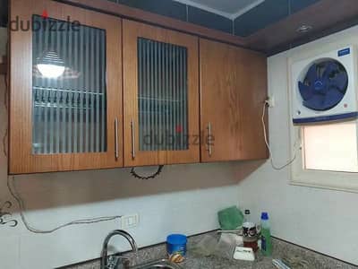 شقة للايجار بالمطبخ والتكييفات والنجف والستائر الشيخ زايد
