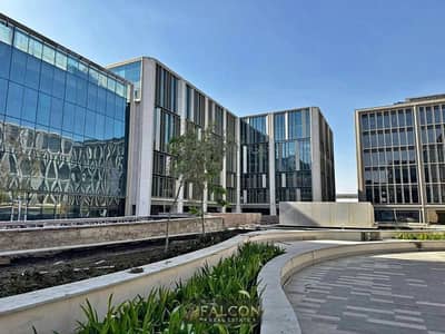 مكتب بواجهه ع البلازا عائد سنوي بالدولار مباشر ع 90 الجنوبي في مول وان ناينتي ONE 90 MALL في التجمع الخامس امام CFC دقايق من mivida & العاصمه الاداريه