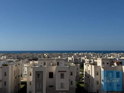 شاليه بنت هاوس لقطة للبيع مطل علي البحر مباشره و حمام سباحة ١٦٤ متر ٤ غرف و ٣ حمام في اكواج سيدي عبدالرحمن الساحل الشمالي amwaj aidi abdelrahman northcoast