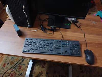 مكتب كمبيوتر للبيع لعدم الحاجه طول متر عرض ٦٠ سنتي
