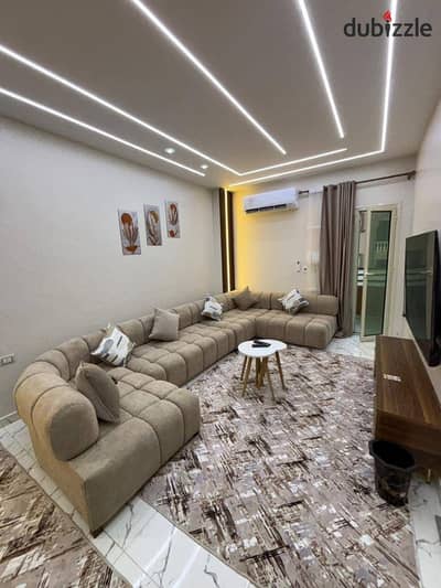  فرصة مميزة لأول ساكن وأول فرش في 6 أكتوبر   شقة مفروشة للإيجا  – الحي الثاني، المجاورة الثانية   عمارة جديدة 2025  أول ساكن – أول فرش  فرش مودرن وعفش تفصيل راقي إنت أول مستخدم   جميع الأجهزة وأدوات المطبخ جديدة ولم تُستخدم   3 غرف نوم  غرفة م