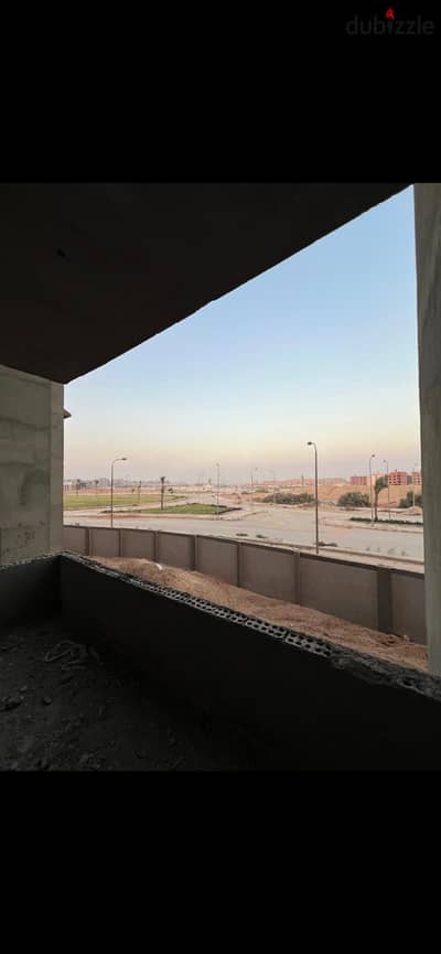 Live and invest in the Golden Square in October Gardens. . With a charming view of the Pyramids and Fairmont Hotel!