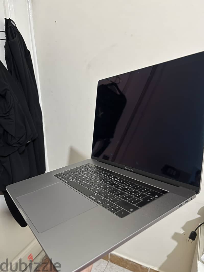 MacBook pro 15-inch 2018 (intel core i9) 1