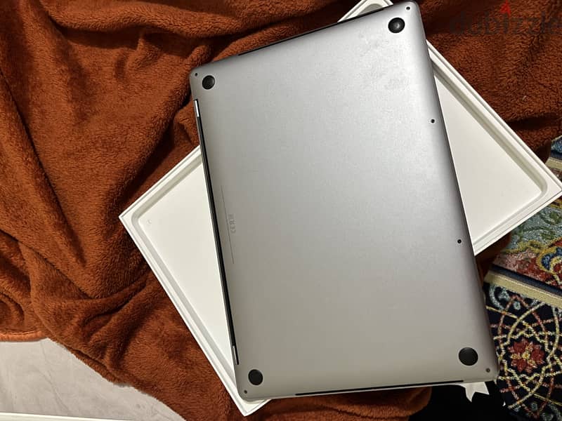 MacBook pro 15-inch 2018 (intel core i9) 2