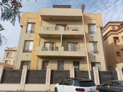 شقه فى روف فيلا 3 نوم بالتكيفات وhdf بوحدات مطبخ ومصعد- التجمع الخامس