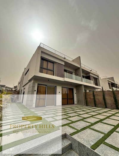 For Sale at the Lowest Price – The Largest Standalone Villa in New Cairo, 735 sqm, North-Facing with a Landscape View, near 90th Street and the American University, by La Vista.
