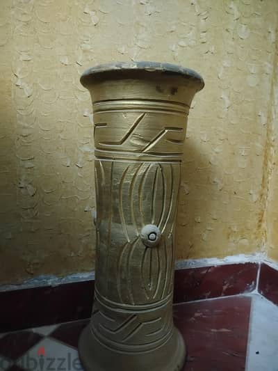 2 golden vase