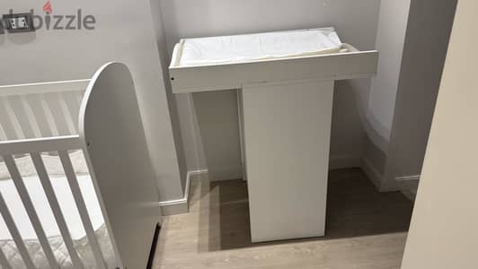 سرير أطفال ايكيا (IKEA) خشب أبيض بحالة ممتازة + مرتبة وترابيزة غيار