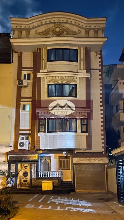 For sale in the second neighborhood, directly beside the sea street
