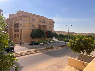 Corner apartment on the main street with an open view in Degla compound