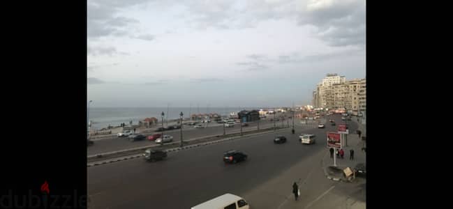 شقة مفروشة بموقع مميز علر البحر مباشرة