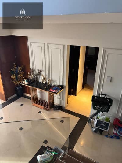 وحدة مميزة تجمع بين المساحات الواسعة، الخصوصية، والتصميم الراقي، وتقع على الدورين الثالث والرابع داخل أبتاون كايرو.