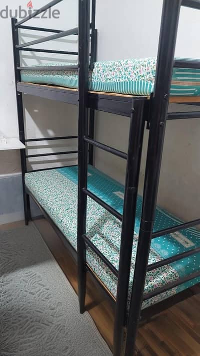سرير اطفال بدورين