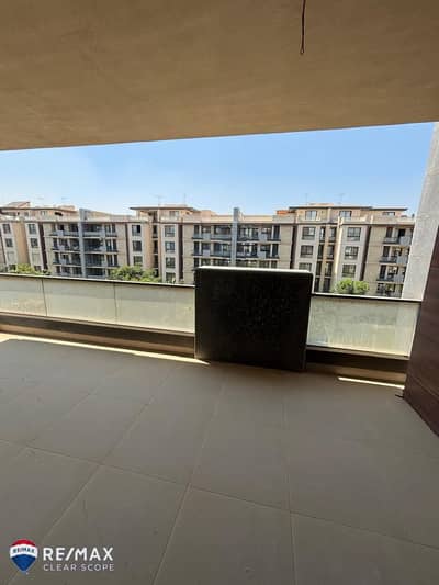 شقه اول استخدام للايجار بفيو Pool ف ازاد التجمع الخامس بجوار AUC بالتكييفات و المطبخ