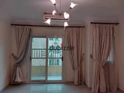 شقة للايجار بالمطبخ والتكييفات والستائر الشيخ زايد الحى الثامن