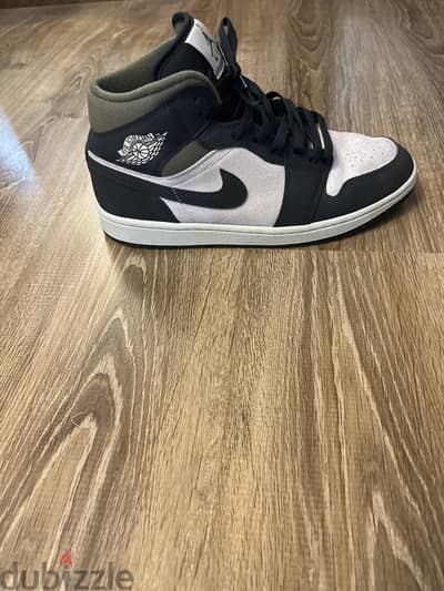 Air Jordan 1 Mid SE – Off Noir / Medium Olive – EU 43