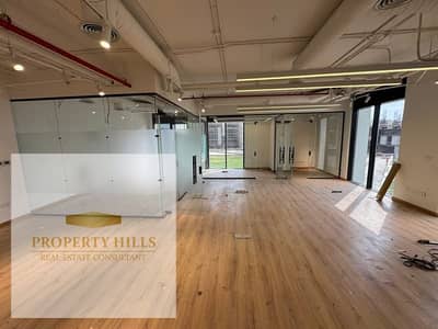 Immediate reception office in a distinguished location in the gathering