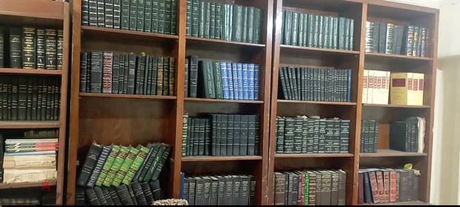 مجموعة كتب قانونية عددها ٤٣٠ كتاب للبيع