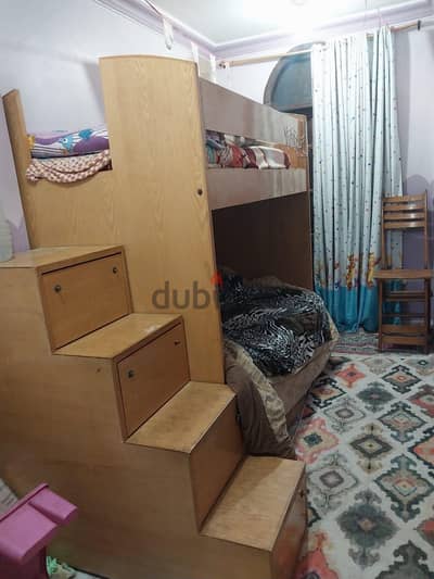غرفة نوم اطفال ومعها مكتبان خشب زان
