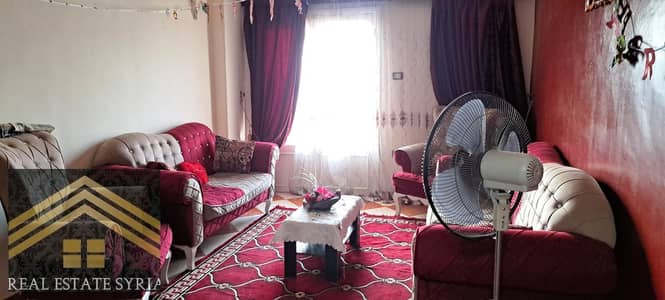Apartment for rent on the third floor, fully furnished, two bedrooms, a living room, a bathroom, and a kitchen.
