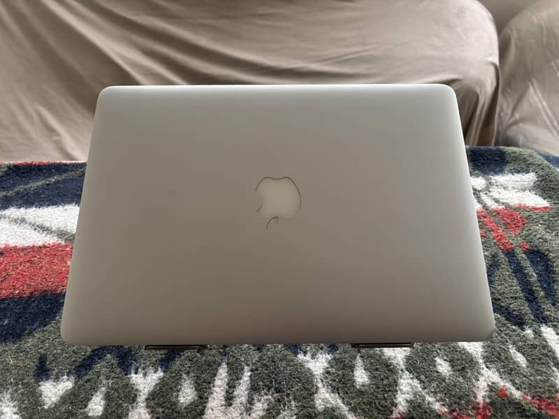 Apple MacBook Air 13" (2017) 1