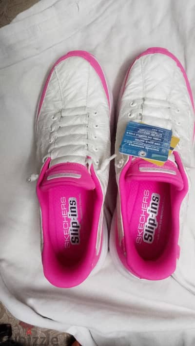 كوتشي Skechers Slip-ins حريمي أبيض في بينك – جديد