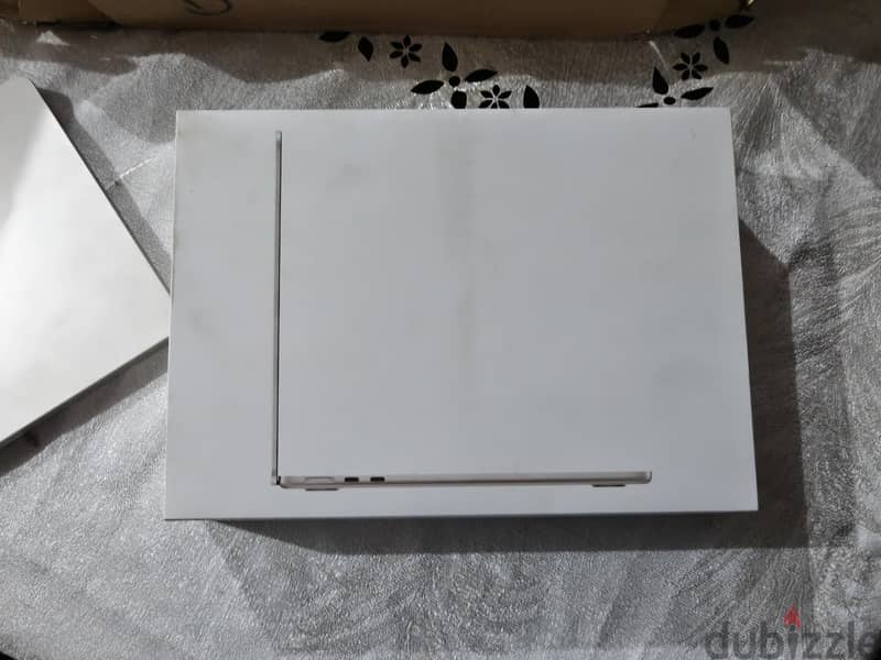 MacBook Air M3 16GB/256GB – Excellent – Full Box + Logitech Bundle 2