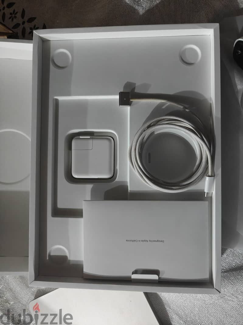 MacBook Air M3 16GB/256GB – Excellent – Full Box + Logitech Bundle 4