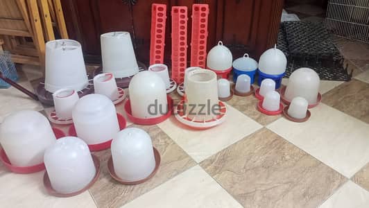 مساقي وعلافات للدواجن