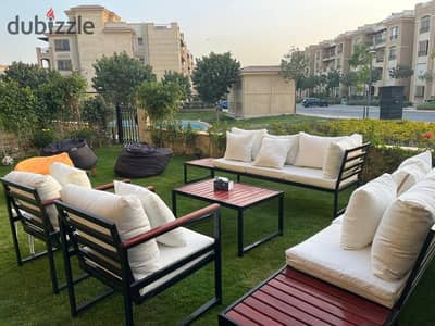For sale, an apartment with immediate delivery in Stone Residence compound. Just a few minutes from Cairo Festival Mall, at a price lower than market price.