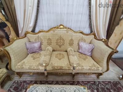 صالون للبيع خشب زان كنبة كبيرة و٤ كراسى وتربيزة رخام كبيرة