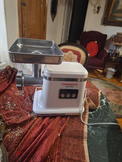 فرصة بأقل من نصف الثمن مفرمة كينوود بحالة الزيرو ٢٠٠٠ وات