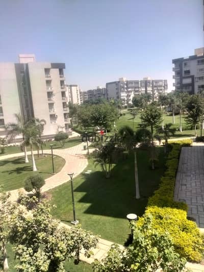 Apartment for sale in Madinaty 140m, 3 rooms, 2 bathrooms, a prime location next to services and the craft zone, a unbeatable price, easy viewing in B12, final price negotiable